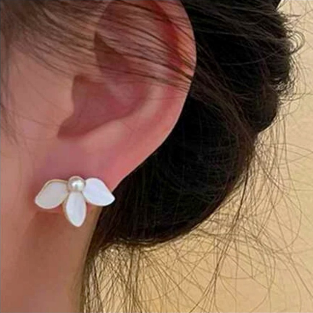 💎2/ $10-All jewelry💎 White Pearl Flower Earrings
